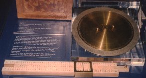 Chiffrierscheibe aus dem 18./19. Jh. und Nachbau eines Chiffrierschiebers aus dem 19. Jh